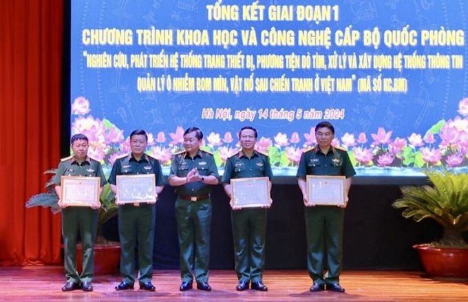 Thượng tướng Hoàng Xuân Chiến, Ủy viên Trung ương Đảng, Thứ trưởng Bộ Quốc phòng trao Bằng khen cho các tập thể, cá nhân có thành tích xuất sắc trong thực hiện giai đoạn 1 của Chương trình KC.BM. (Ảnh: TTXVN)