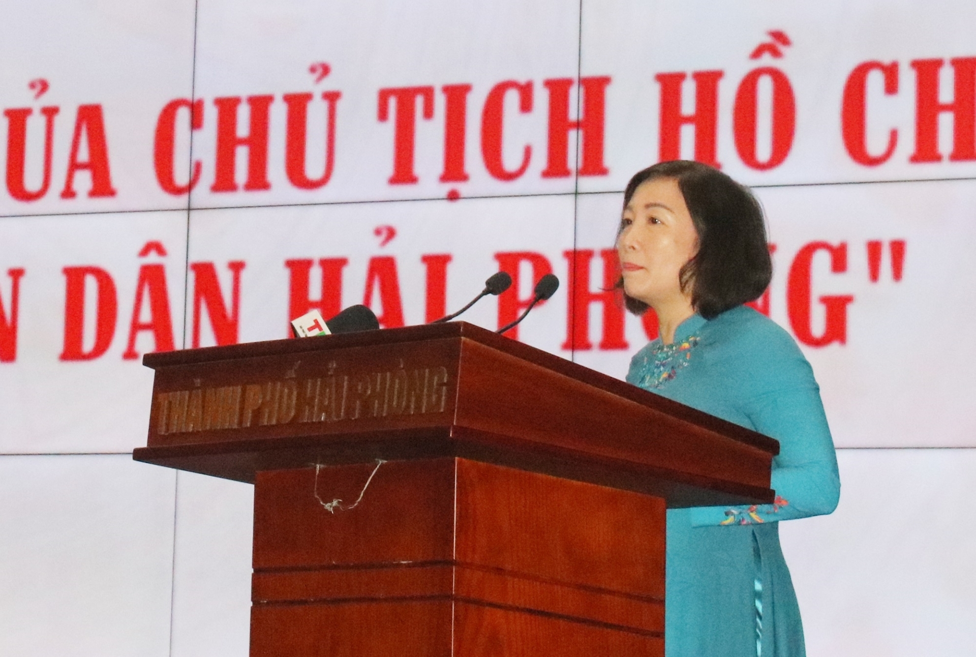 Đồng chí Đào Khánh Hà trình bày báo cáo tại Hội nghị.