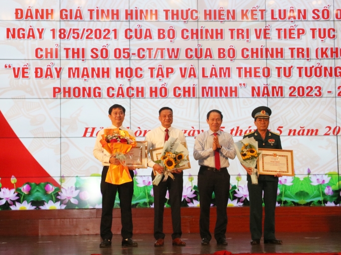 Đồng chí Lê Tiến Châu tặng Bằng khen cho các tập thể và cá nhân được Ban Tuyên giáo Trung ương tặng Bằng khen vì đã có thành tích tiêu biểu trong học tập và làm theo tư tưởng, đạo đức, phong cách Hồ Chí Minh năm 2023