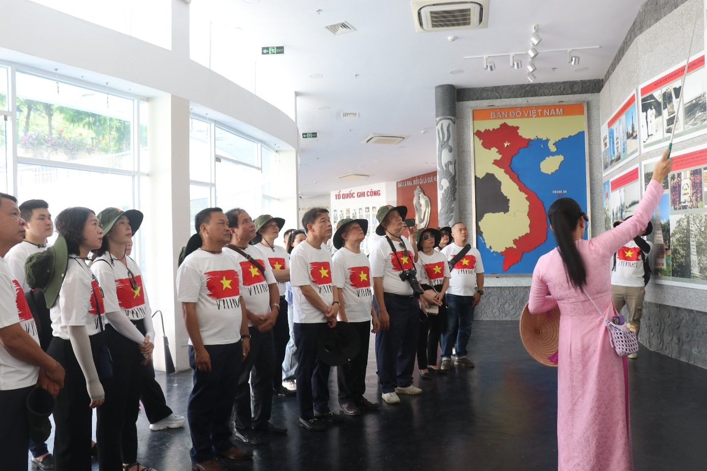 Đoàn công tác của Ban Tuyên giáo Trung ương tại Khu tưởng niệm chiến sỹ Gạc Ma tại huyện Cam Lâm, tỉnh Khánh Hòa. Ảnh: Thanh Huyền