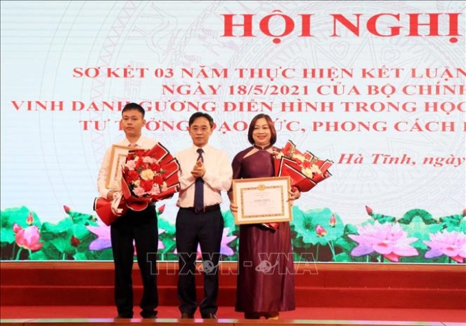 Phó Bí thư tỉnh ủy Hà Tĩnh Trần Thế Dũng trao Bằng khen của Trung ương cho 1 cá nhân điển hình.
