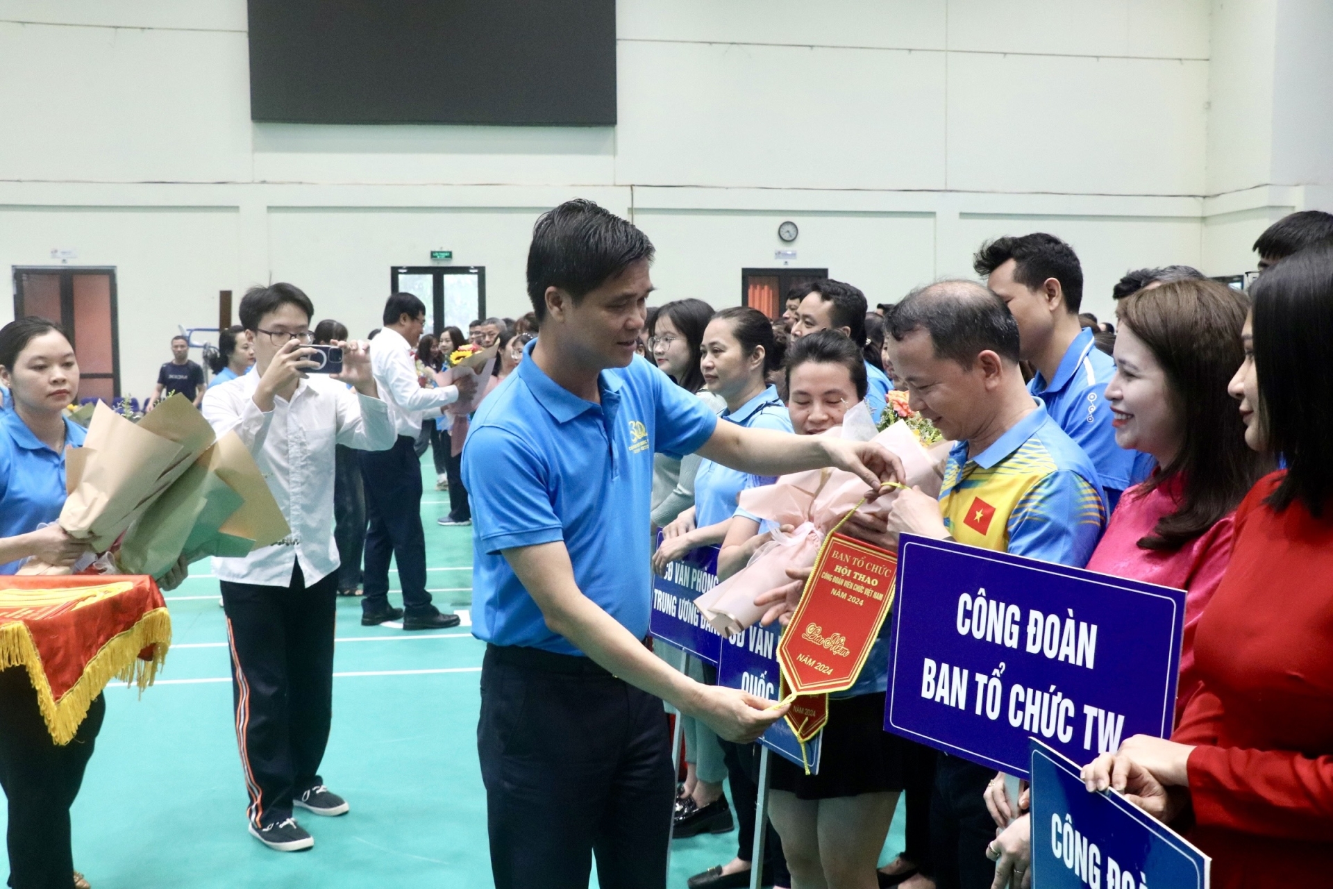 Đồng chí Ngọ Duy Hiểu, Phó Chủ tịch Tổng Liên đoàn, Chủ tịch Công đoàn Viên chức Việt Nam tặng cờ luân lưu cho các Công đoàn Viên chức thi đấu tại hội thao.