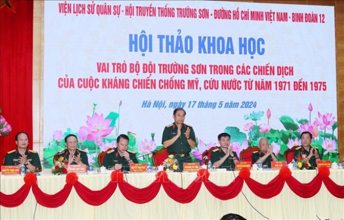 Thượng tướng Phùng Sĩ Tấn, Phó Tổng Tham mưu trưởng QĐND Việt Nam cùng các đại biểu chủ trì Hội thảo. (Ảnh: TTXVN)