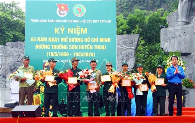 Trao Kỷ niệm chương tặng các cựu thanh niên xung phong tỉnh Quảng Bình. (Ảnh: TTXVN)
