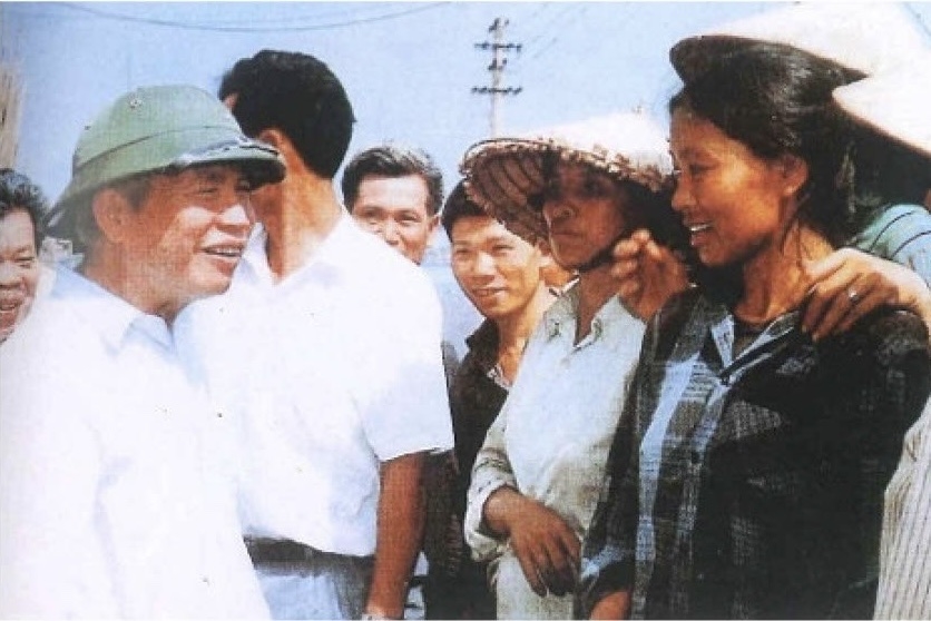 Đồng chí Đào Duy Tùng với bà con nông dân