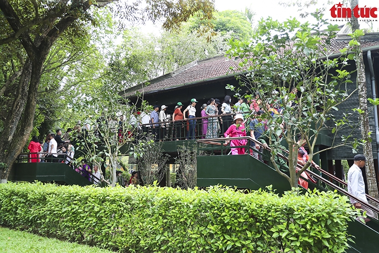 Sau khi vào Lăng viếng Chủ tịch Hồ Chí Minh, mọi người sẽ tiếp tục thăm quan Khu di tích Chủ tịch Hồ Chí Minh tại Phủ Chủ tịch.