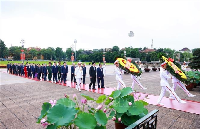 Đoàn đại biểu lãnh đạo, nguyên lãnh đạo Đảng, Nhà nước đặt vòng hoa và vào Lăng viếng Chủ tịch Hồ Chí Minh. Ảnh: Dương Giang/TTXVN