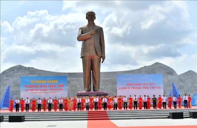 Các đại biểu cắt băng khánh thành tượng đài Chủ tịch Hồ Chí Minh.