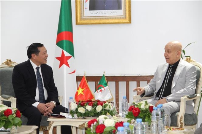 Đồng chí Lại Xuân Môn gặp Tổng Bí thư Đảng Mặt trận giải phóng dân tộc Algeria (FLN) Abdelkrim Benmbarek ngày 15/5. (Ảnh: Trung Khánh/TTXVN)