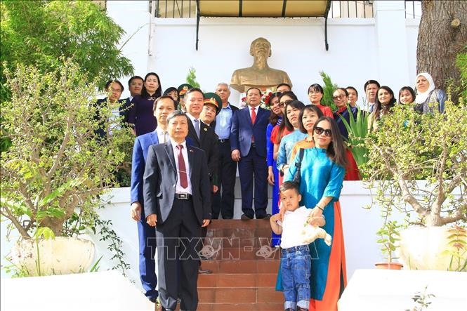Các nhân viên đại sứ quán Việt Nam tại Algeria, đoàn công tác của Ban Tuyên giáo Trung ương và bà con kiều bào chụp ảnh lưu niệm tại lễ dâng hoa (