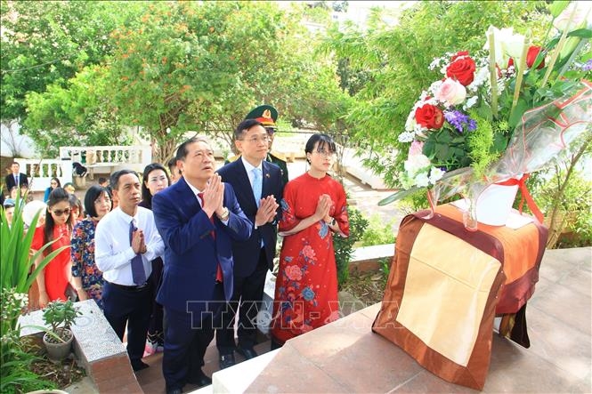 Lễ dâng hoa tại tượng đài Bác trong khuôn viên Đại sứ quán Việt Nam tại Algeria (Ảnh: PV TTXVN tại Algeria)