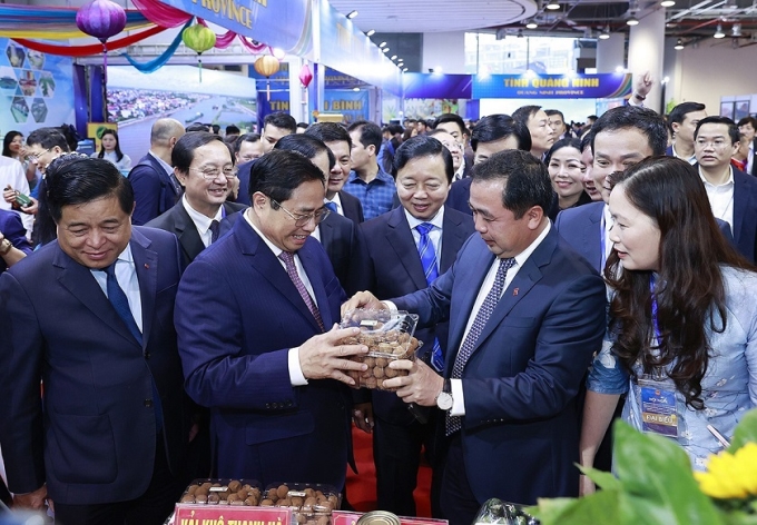 Ủy viên Bộ Chính trị, Thủ tướng Chính phủ Phạm Minh Chính tham quan trưng bày sản phẩm nông nghiệp, thủ công, mỹ nghệ của các tỉnh đồng bằng sông Hồng. (Ảnh: TTXVN)