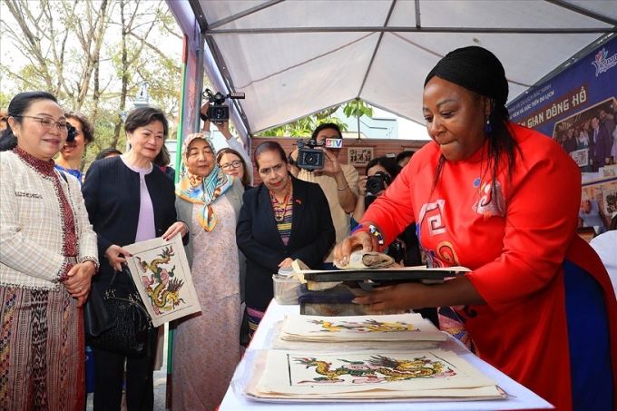 Các nữ đại sứ, trưởng đại diện các tổ chức quốc tế tại Việt Nam tìm hiểu về nghệ thuật tranh Đông Hồ tại làng Đồng Kỵ, thành phố Từ Sơn, tỉnh Bắc Ninh. (Nguồn: vietnam.vnanet.vn)