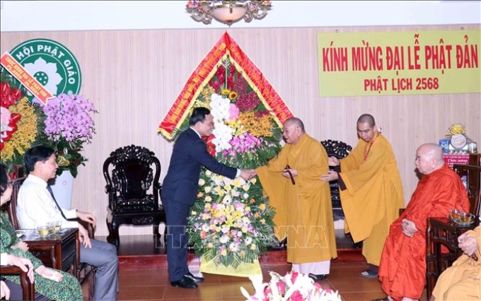 Phó Thủ tướng Chính phủ Trần Lưu Quang thăm chúc mừng các chư tôn đức giáo phẩm tại Văn phòng 2 Trung ương Giáo hội Phật giáo Việt Nam. (Ảnh: TTXVN)