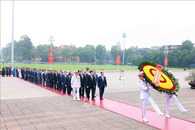 Các đồng chí Lãnh đạo Đảng, Nhà nước và các đại biểu Quốc hội vào Lăng viếng Chủ tịch Hồ Chí Minh.