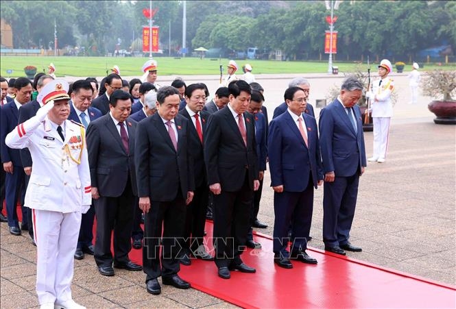 Các đồng chí Lãnh đạo Đảng, Nhà nước và Đại biểu Quốc hội thành kính tưởng niệm Chủ tịch Hồ Chí Minh.