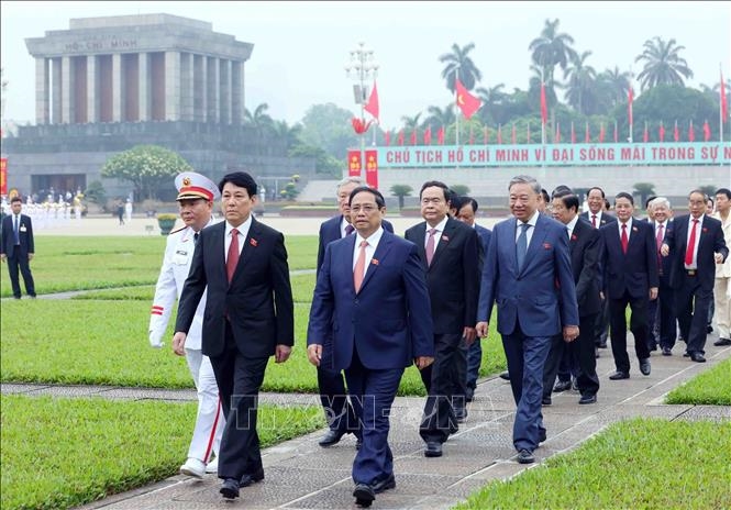 Các đồng chí Lãnh đạo Đảng, Nhà nước sau khi vào Lăng viếng Chủ tịch Hồ Chí Minh.