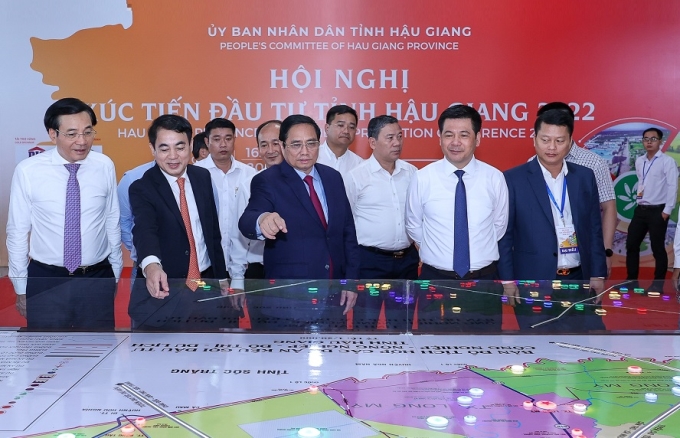 Ủy viên Bộ Chính trị, Thủ tướng Chính phủ Phạm Minh Chính xem mô hình quy hoạch tỉnh Hậu Giang tại Hội nghị xúc tiến đầu tư tỉnh Hậu Giang năm 2022.
