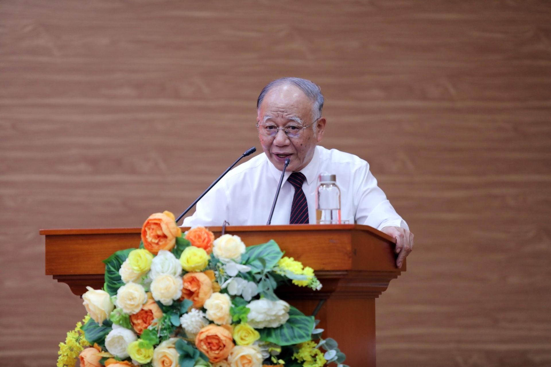 GS Hoàng Chí Bảo truyền đạt nội dung chuyên đề quý II.