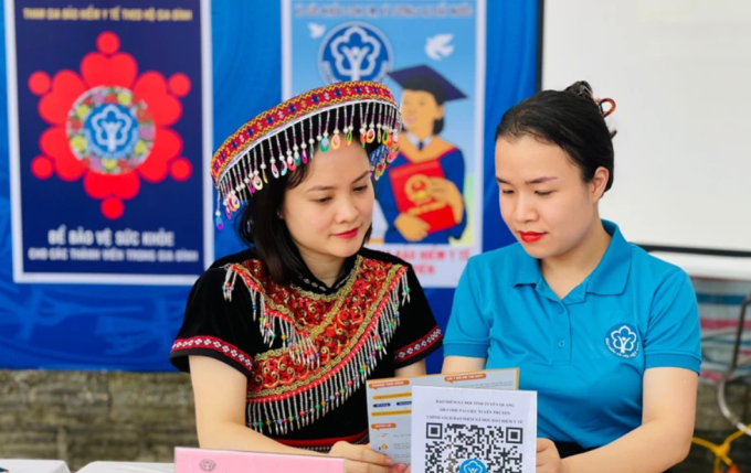 Nhân viên Bảo hiểm Xã hội Việt Nam tuyên truyền cho người dân về các chế độ chính sách.