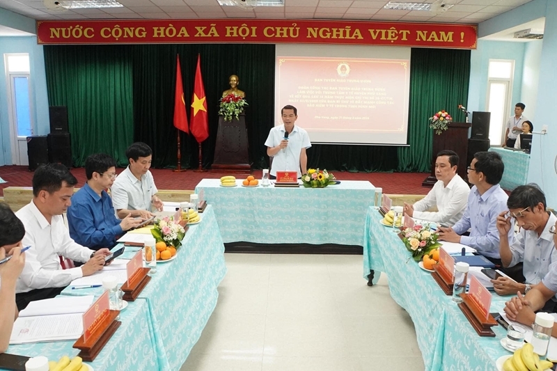 Đồng chí Vũ Thanh Mai, Phó trưởng Ban Tuyên giáo Trung ương phát biểu tại buổi làm việc với Trung tâm Y tế huyện Phú Vang (Thừa Thiên Huế).