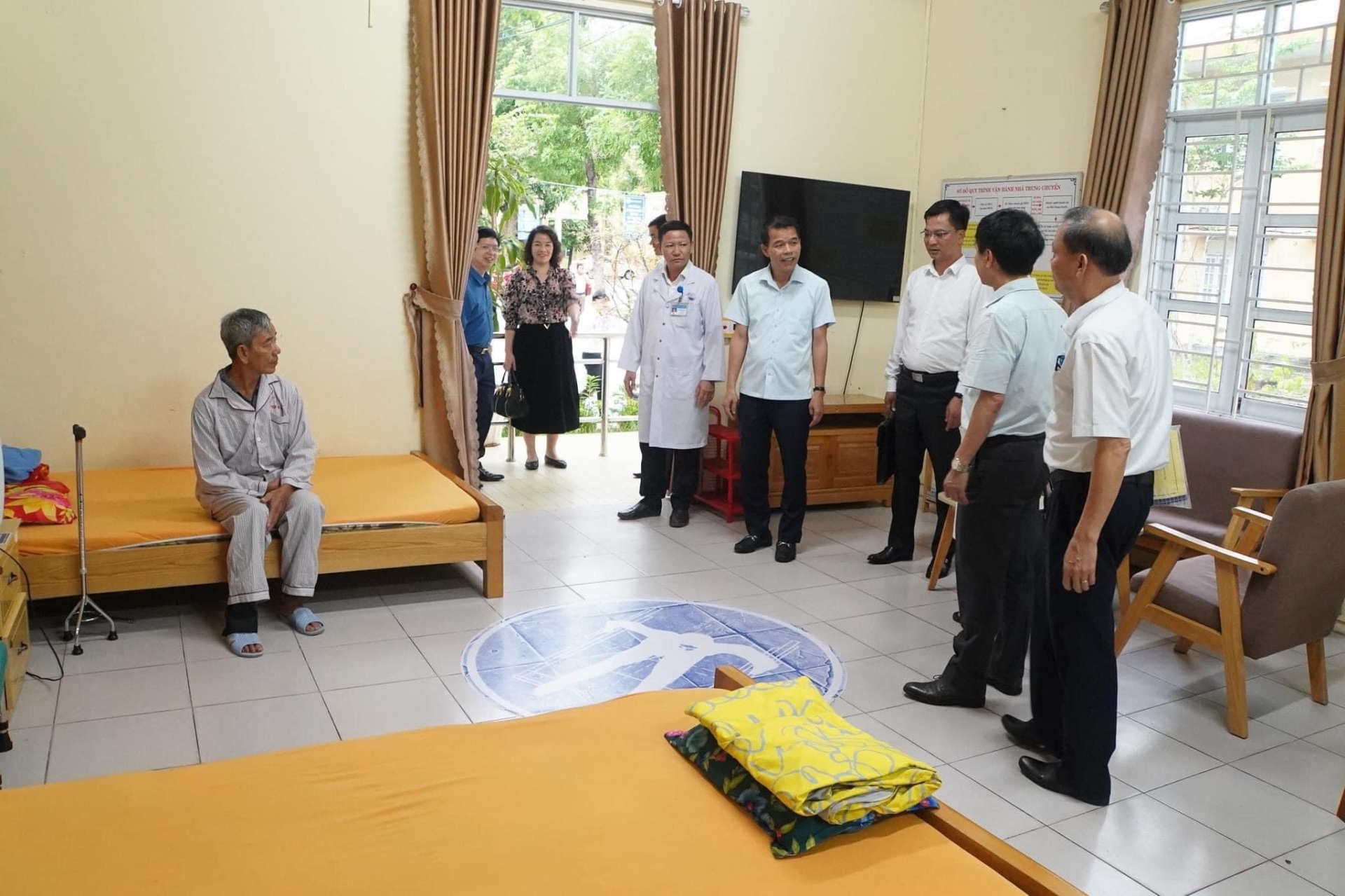 Đồng chí Vũ Thanh Mai, Phó trưởng Ban Tuyên giáo Trung ương thăm trụ sở  của Trung tâm Y tế huyện Phú Vang (Thừa Thiên Huế).