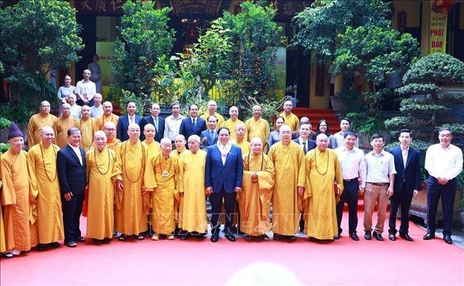 Thủ tướng Phạm Minh Chính với các chư Tôn giáo phẩm Giáo hội Phật giáo Việt Nam. Ảnh: Dương Giang/TTXVN
