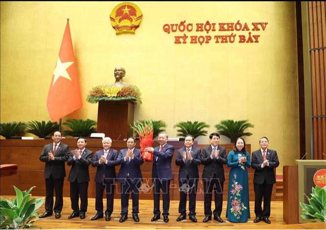 Các đồng chí Lãnh đạo Đảng, Nhà nước chúc mừng Chủ tịch nước Tô Lâm. Ảnh: Thống Nhất/TTXVN