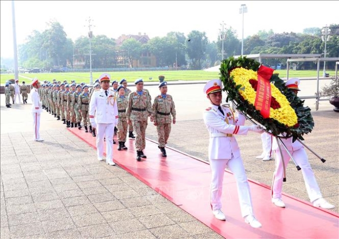 Cán bộ, chỉ huy Cục Gìn giữ hòa bình (GGHB) Việt Nam đặt vòng hoa và vào Lăng viếng Chủ tịch Hồ Chí Minh.