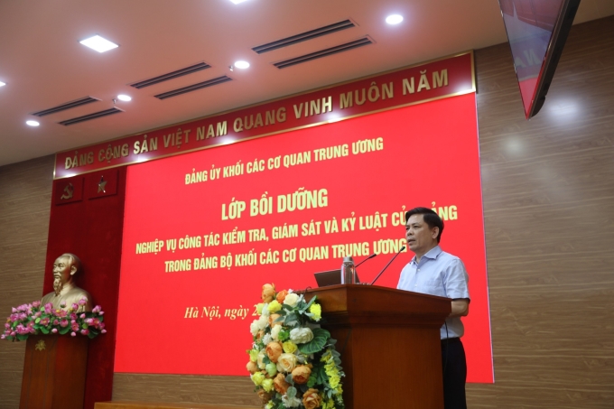 Đồng chí Nguyễn Văn Thể phát biểu khai giảng lớp học.
