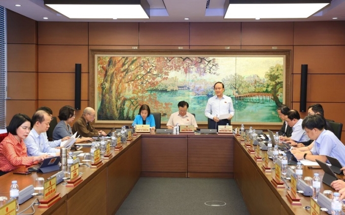 Đoàn đại biểu Quốc hội thành phố Hà Nội thảo luận ở tổ. (Ảnh: TTXVN)