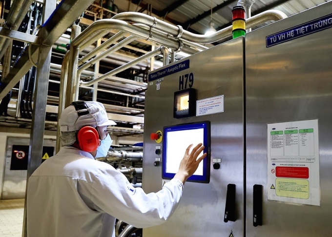 Vận hành dây chuyền sản xuất sữa bằng công nghệ hiện đại tại Nhà máy sản xuất sữa Vinamilk ở Khu công nghiệp Mỹ Phước, thị xã Bến Cát (tỉnh Bình Dương). (Ảnh: TTXVN)