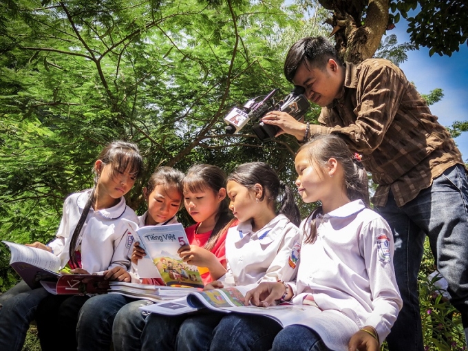 Phóng viên đưa tin trẻ em vùng cao tỉnh Sơn La khai giảng năm học mới. (Nguồn: nhiepanhdoisong.vn)