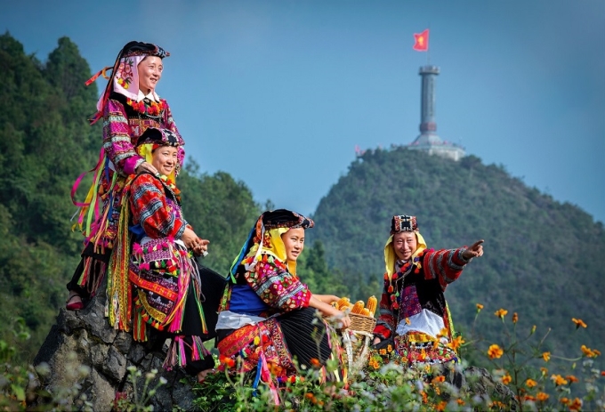 Người Lô Lô bên cột cờ Lũng Cú - Hà Giang. (Ảnh minh họa: Trần Bảo Hòa)