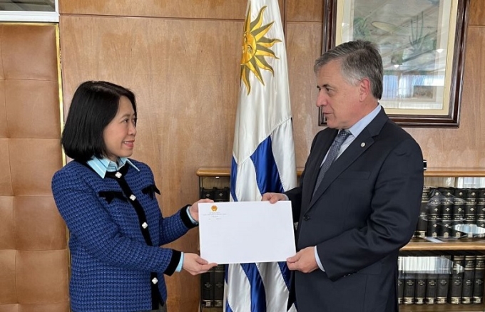 Đại sứ Việt Nam tại Argentina kiêm nhiệm Uruguay, Ngô Minh Nguyệt, trình Bản sao Thư ủy nhiệm lên Bộ trưởng Ngoại giao Uruguay, Omar Paganini.