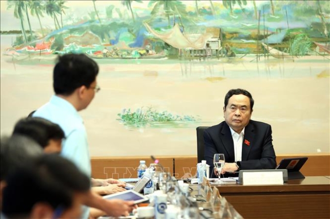 Chủ tịch Quốc hội Trần Thanh Mẫn nghe các đại biểu Quốc hội thảo luận tại tổ. (Ảnh: TTXVN)