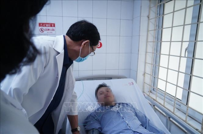Phó Chủ tịch Quốc hội Trần Quang Phương đến Bệnh viện Giao thông vận tải thăm hỏi các nạn nhân. (Ảnh: TTXVN)