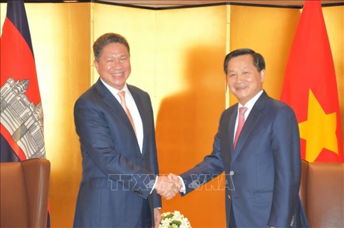 Phó Thủ tướng Chính phủ Lê Minh Khái tiếp Phó Thủ tướng Campuchia Sun Chanthol. (Ảnh: TTXVN)