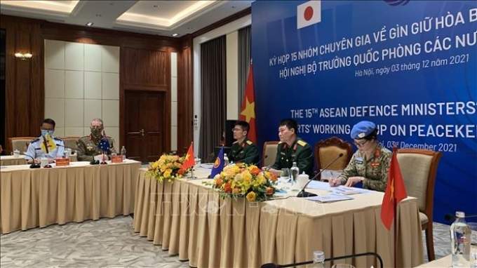 Ngày 3/12/2021, Bộ Quốc phòng tổ chức Kỳ họp 15 của Nhóm chuyên gia gìn giữ hòa bình Chu kỳ 4, 2021-2023 trong khuôn khổ Hội nghị Bộ trưởng Quốc phòng ASEAN Mở rộng (ADMM+) theo hình thức trực tuyến. (Trong ảnh: Đại tá Mạc Đức Trọng (giữa) đồng chủ trì Hội nghị tại điểm cầu Việt Nam). (Ảnh: TTXVN)