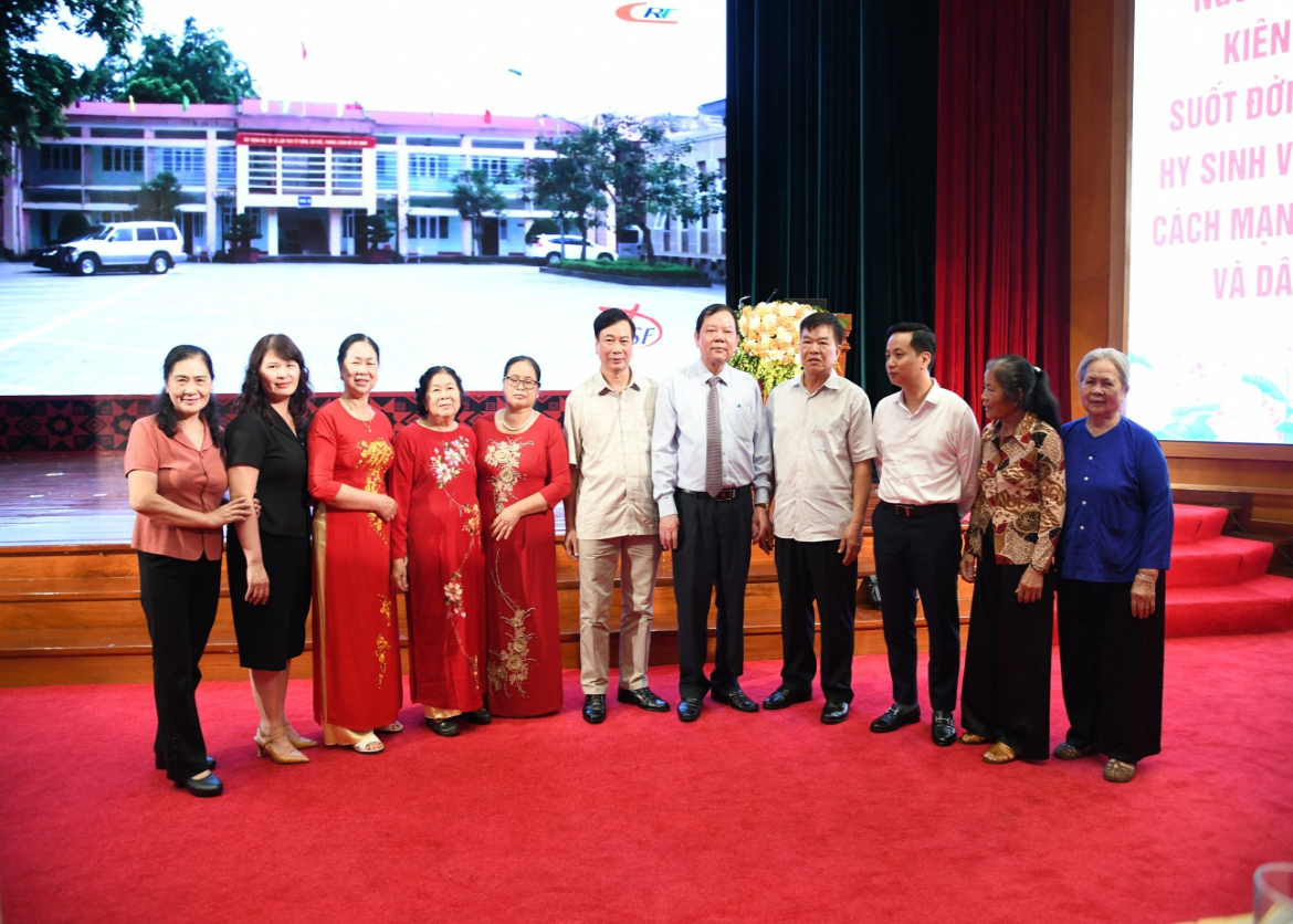 Các đồng chí Lãnh đạo Thành phố, nguyên lãnh đạo Thành phố và PGS, TS Trần Minh Trưởng gặp gỡ, nói chuyện với thân nhân gia đình hai đồng chí Hoàng Đình Giong và Hoàng Văn Nọn.