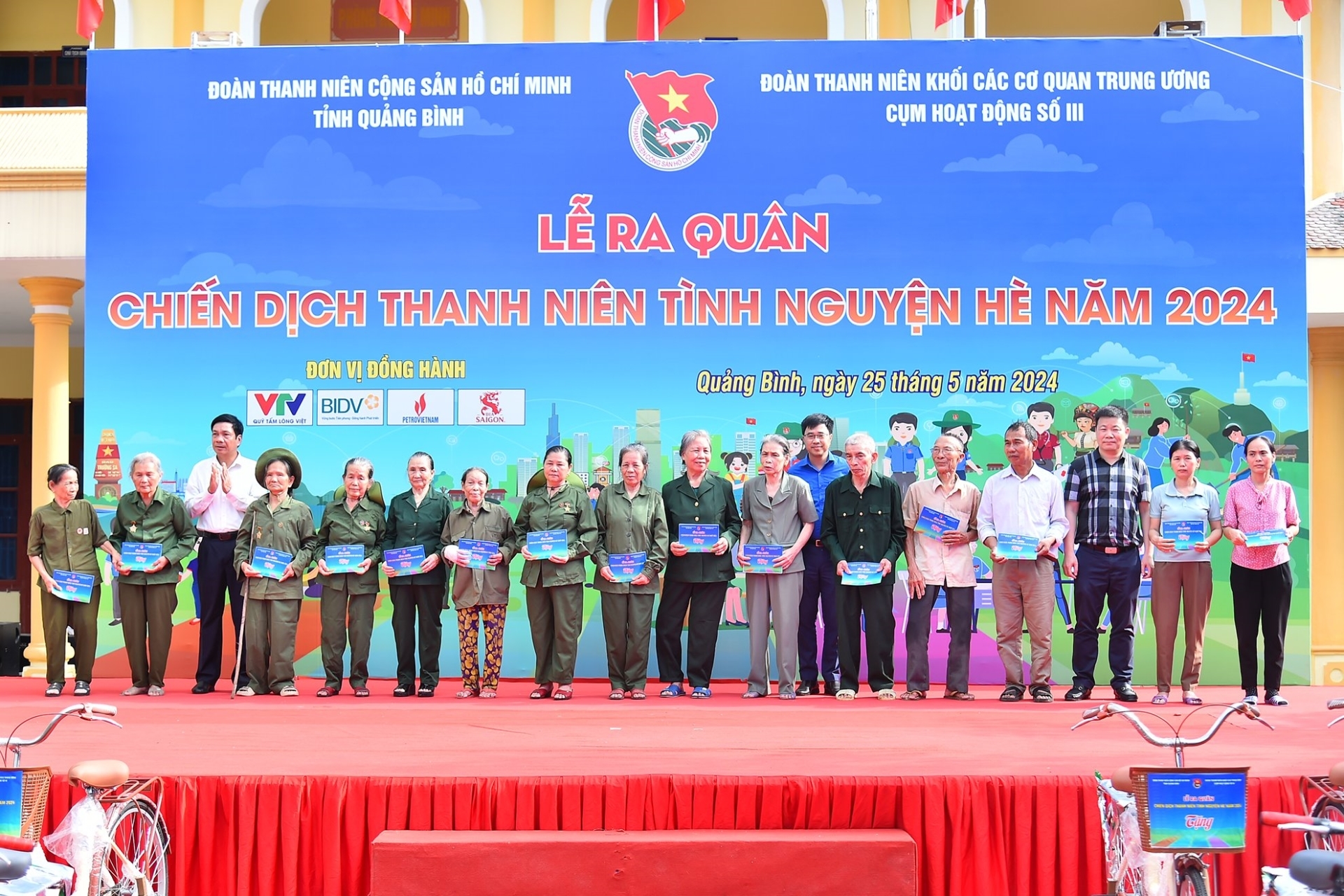 Các đại biểu trao quà tặng cựu thanh niên xung phong và các gia đình chính sách trên trên địa bàn xã Quảng Tiến.