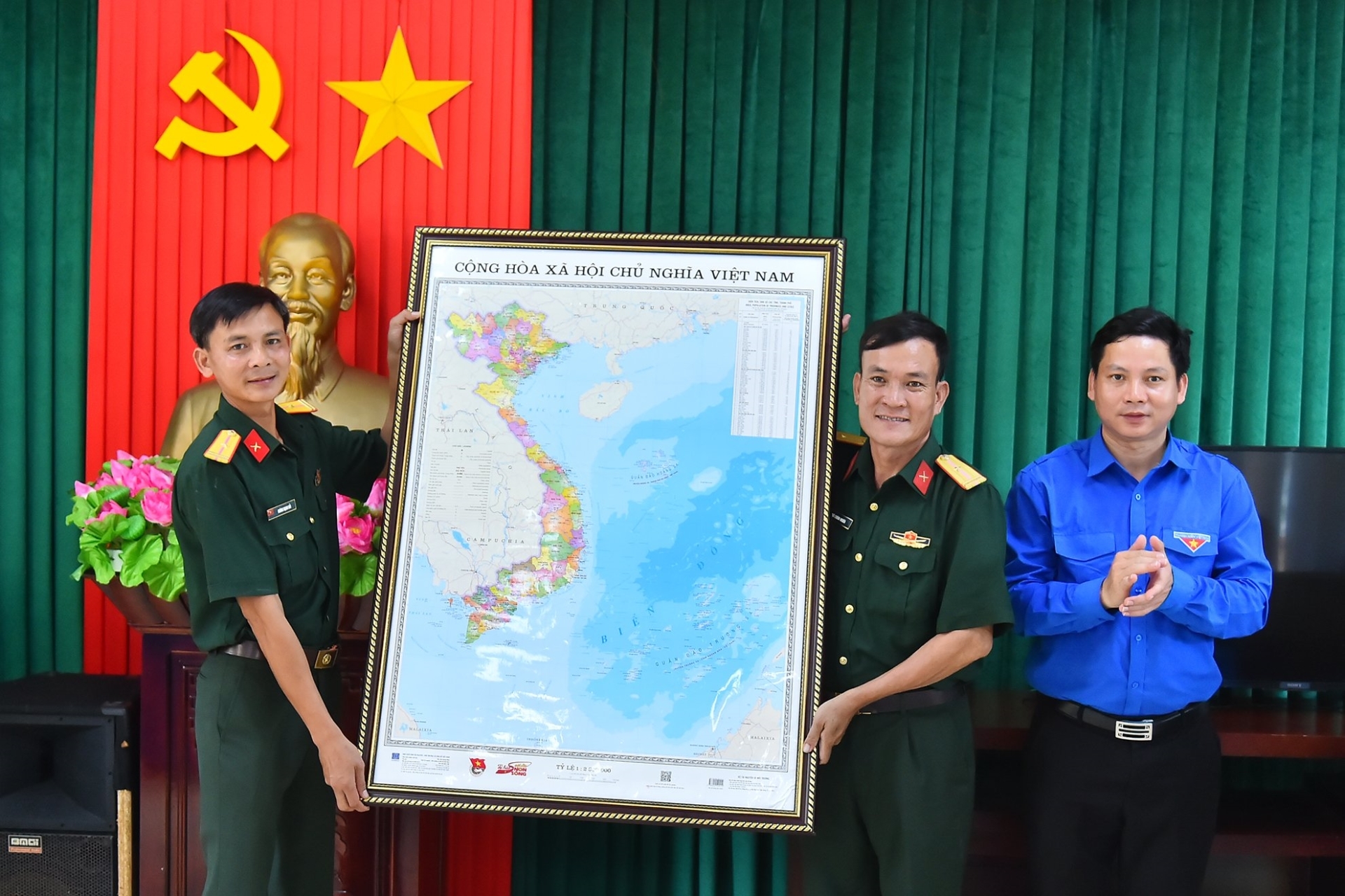 Đồng chí Đặng Đại Bàng, Ủy viên Ban Chấp hành Trung ương Đoàn, Tỉnh ủy viên, Bí thư Tỉnh đoàn Quảng Bình trao quà là tấm bản đồ Việt Nam tặng Trung đội Đảo La.