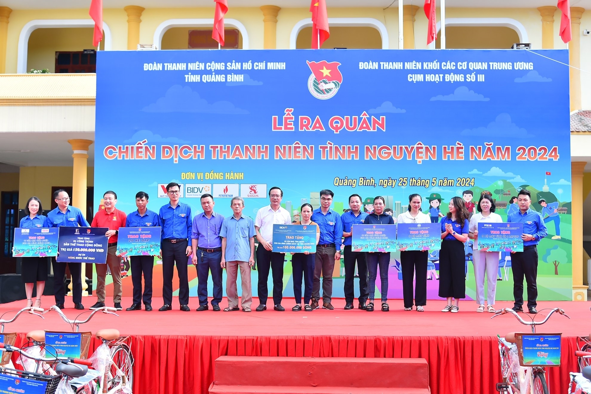 Đại diện lãnh đạo các đơn vị thuộc Cụm hoạt động số III - Đoàn khối Các cơ quan Trung ương và các nhà tài trợ trao biển tượng trưng hỗ trợ các hoạt động an sinh xã hội vì cuộc sống cộng đồng tại xã Quảng Tiến.