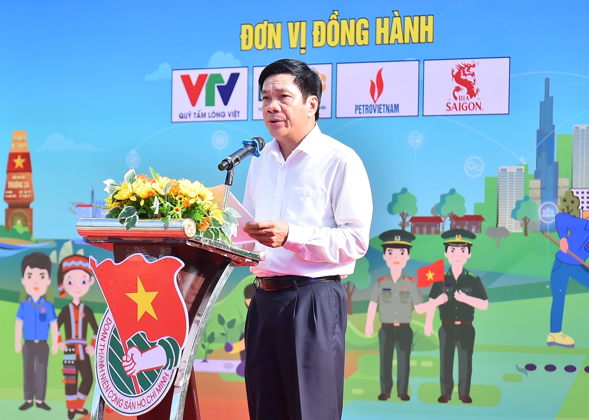 Đồng chí Nguyễn Công Huấn, Ủy viên Ban Thường vụ Tỉnh ủy, Phó chủ tịch thường trực Hội đồng nhân dân tỉnh Quảng Bình phát biểu chỉ đạo tại Lễ ra quân Chiến dịch Thanh niên tình nguyện hè năm 2024.