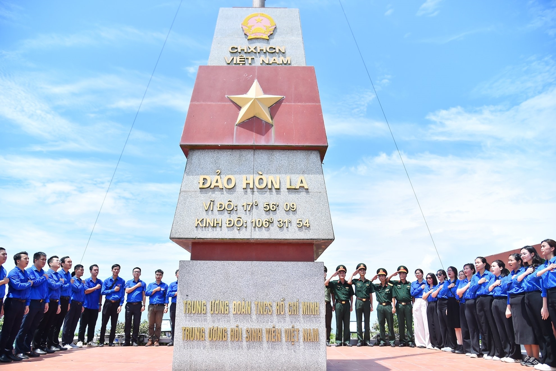 Một trong những hoạt động quan trọng của Đoàn viên thanh niên các cơ quan thuộc Cụm hoạt động số III - Đoàn khối Các cơ quan Trung ương và Tỉnh đoàn Quảng Bình thực hiện tại Đảo La là lễ chào cờ tại Cột cờ Tổ quốc.