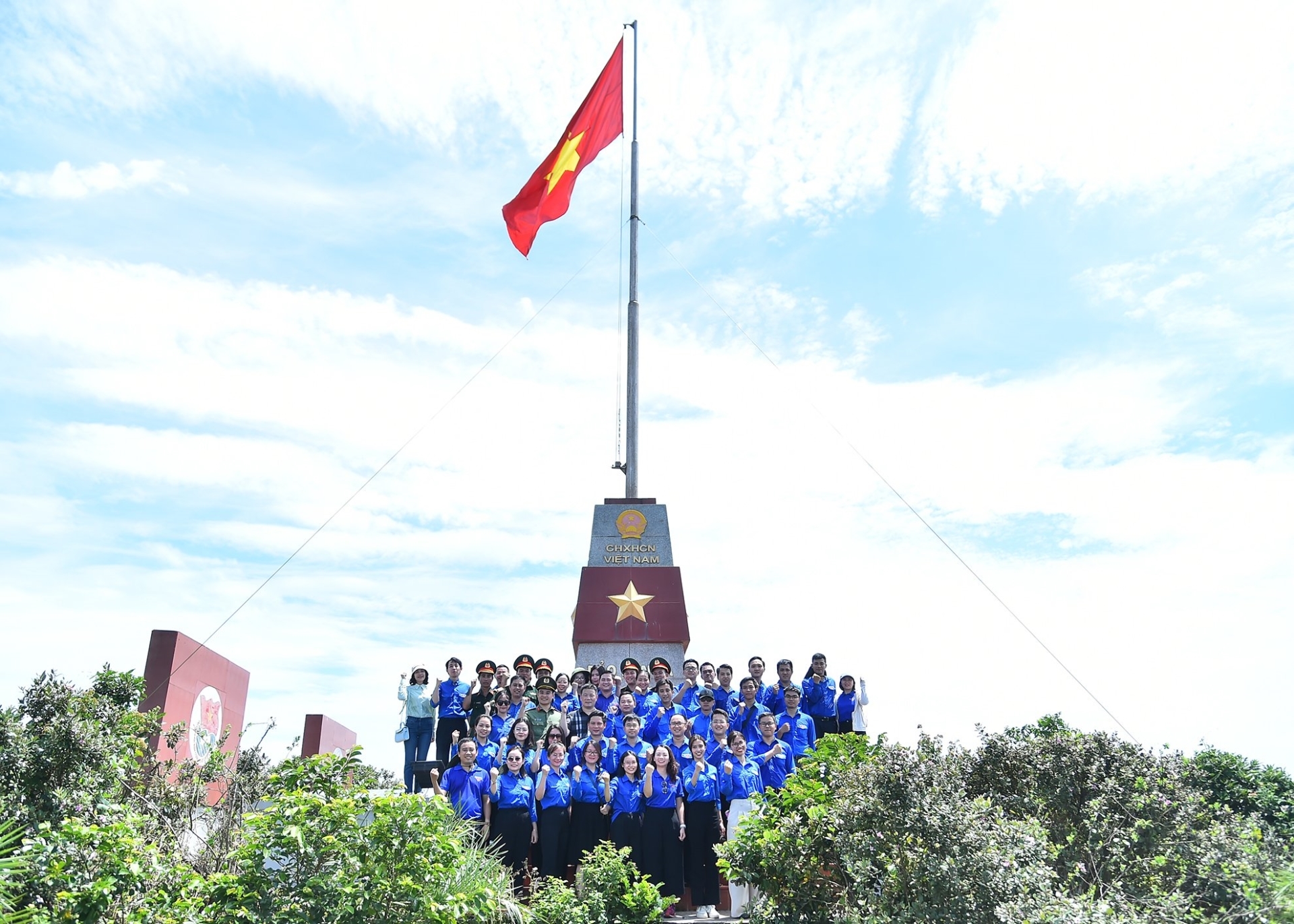 Đoàn viên thanh niên các cơ quan thuộc Cụm hoạt động số III - Đoàn khối Các cơ quan Trung ương và Tỉnh đoàn Quảng Bình tại Cột cờ Tổ quốc thuộc Đảo La.