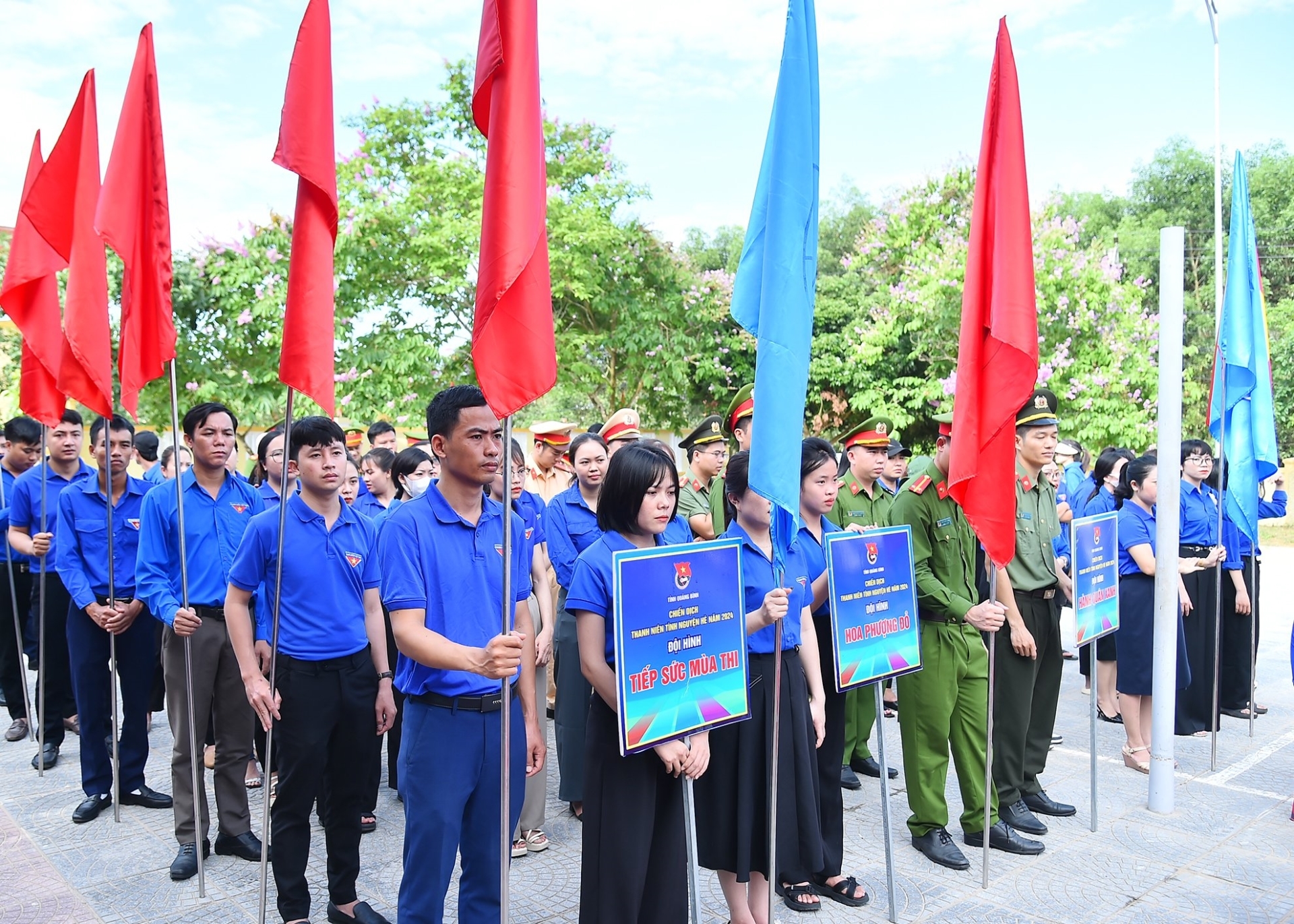 Các đội hình thanh niên tình nguyện hè tham dự Lễ ra quân Chiến dịch Thanh niên tình nguyện hè năm 2024.