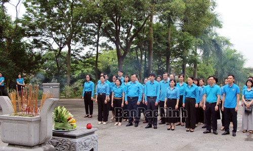 Dâng hương nhân kỷ niệm 119 năm Ngày sinh đồng chí Hoàng Quốc Việt
