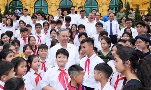 Chủ tịch nước Tô Lâm gặp mặt học sinh tiêu biểu tham dự Chương trình "Trại hè yêu thương"