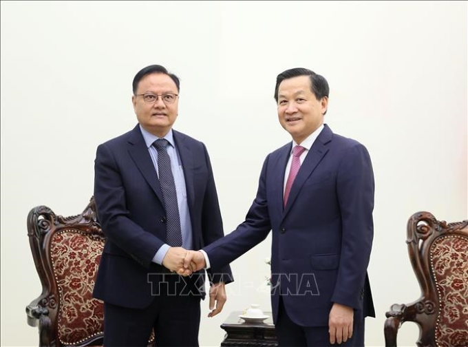 Phó Thủ tướng Lê Minh Khái tiếp Bộ trưởng Tài chính Lào Santiphab Phomvihane. Ảnh: An Đăng/TTXVN